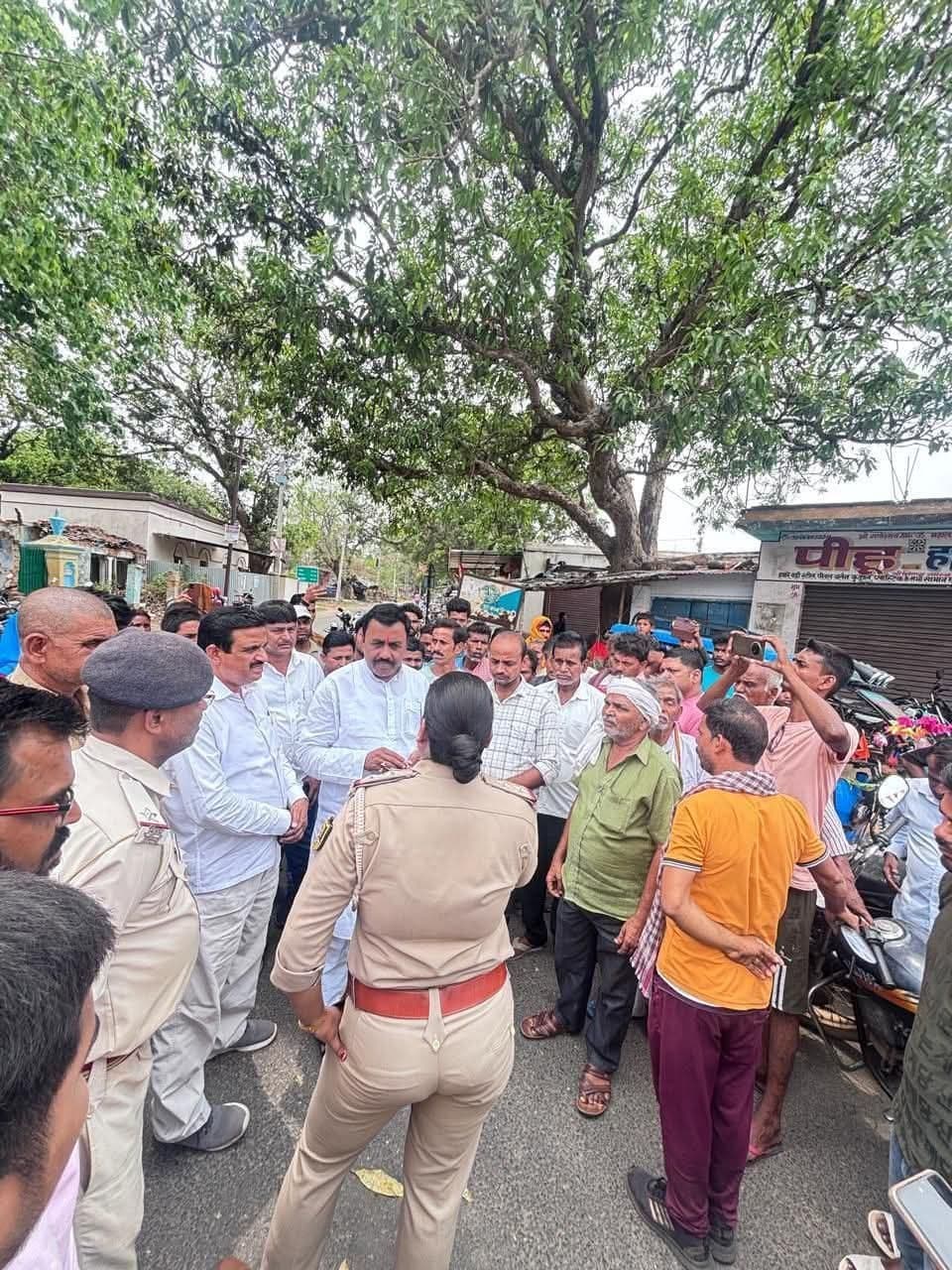 लापता हीरा यादव की अबतक सुराग नहीं मिलने से आक्रोशित लोगों ने किया हंगामा