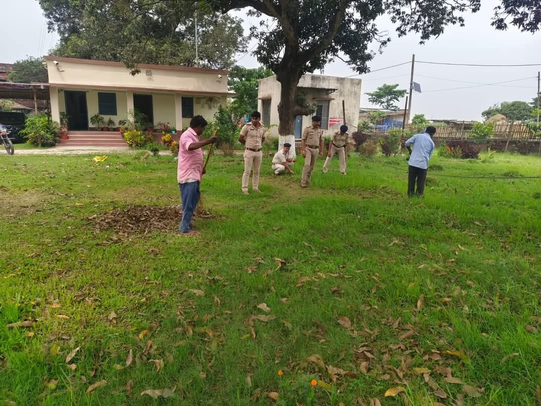थाना में चलाया गया सफाई अभियान