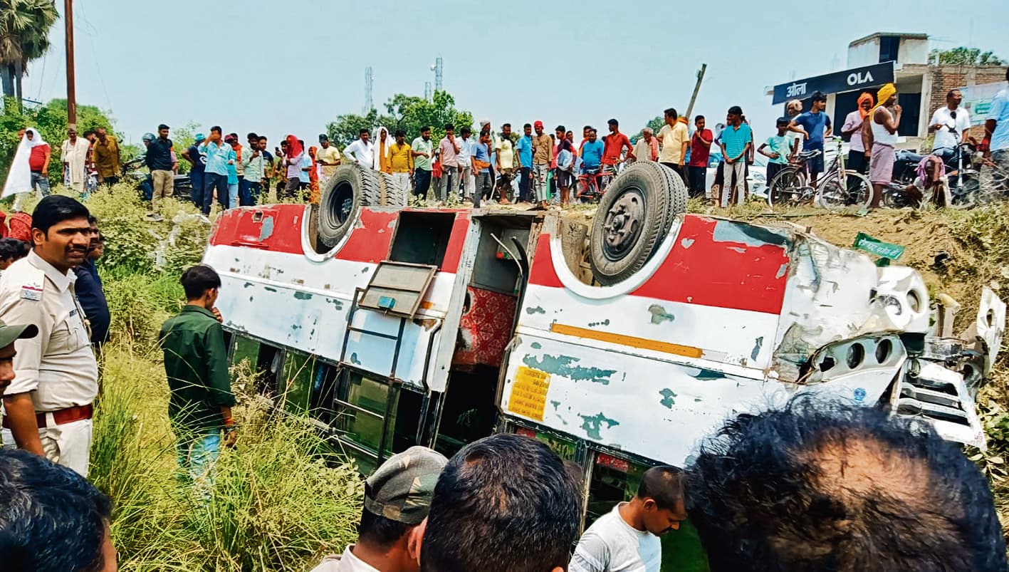 Saran News : एनएच 331 पर कन्हौली संग्राम गांव के पास गढ्ढे में पलटी यात्री बस, छह से अधिक यात्री घायल