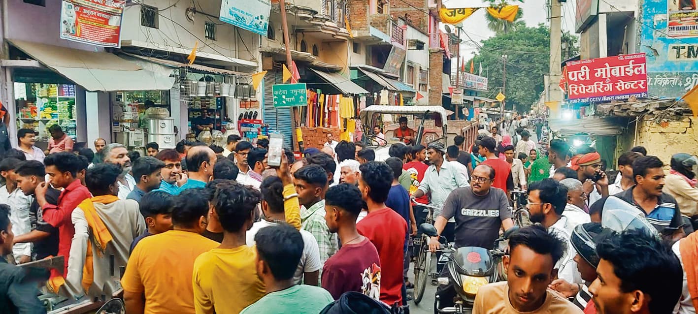 Gopalganj News : सड़क हादसे में वृद्ध की मौत के बाद थाना गेट पर रात 11 बजे तक चला विरोध-प्रदर्शन