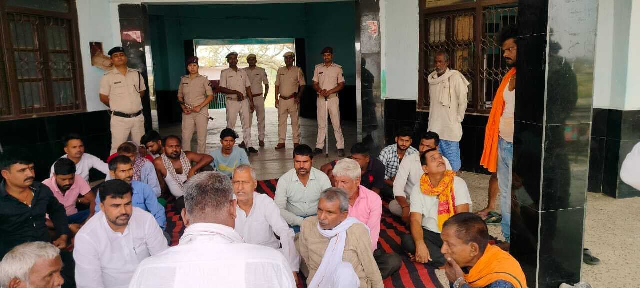 चौरा हॉल्ट पर ट्रेनों की ठहराव की मांग को लेकर दिया धरना