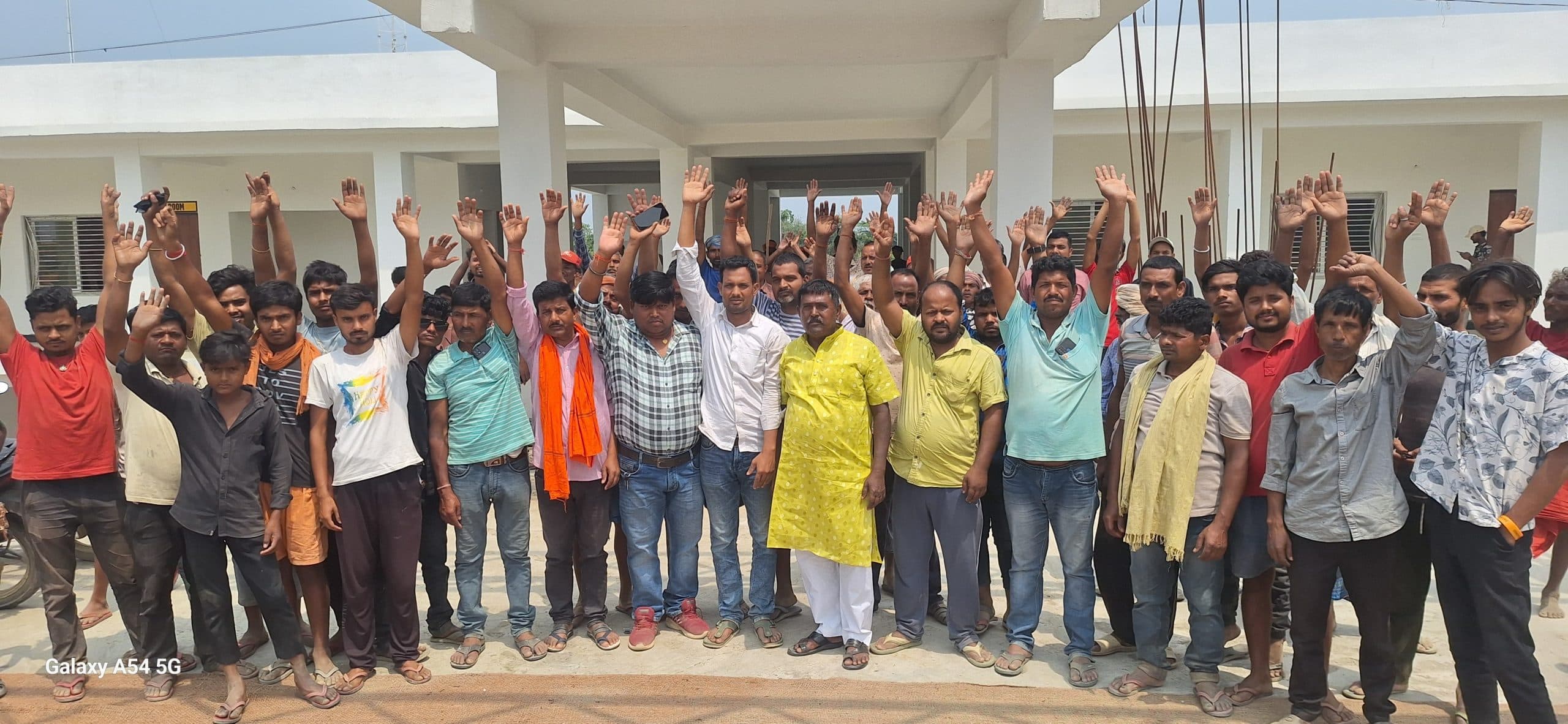 सड़क सहित अन्य मांगों को लेकर ग्रामीणों का प्रदर्शन