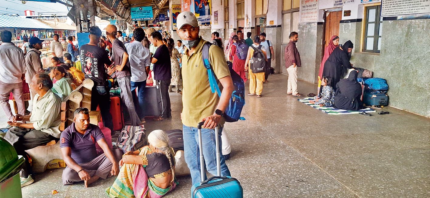 Saran News : कई ट्रेनों के विलंब होने से यात्री हुए परेशान