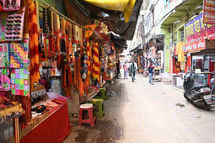 Deoghar News : बाबा मंदिर जाने वाले मार्गों के किनारे लगाये जायेंगे खंभे, 17 लाख रुपये होंगे खर्च