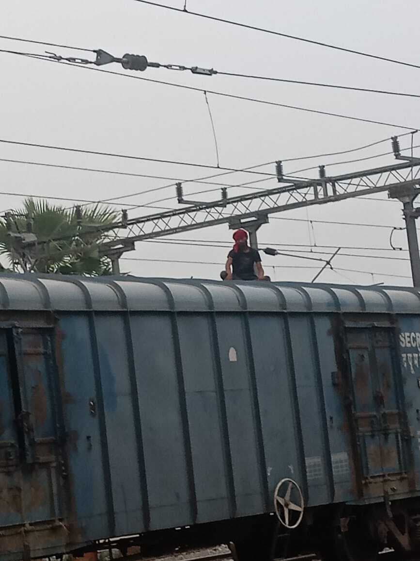 युवक मालगाड़ी की छत पर चढ़ा, बड़ा हादसा टला
