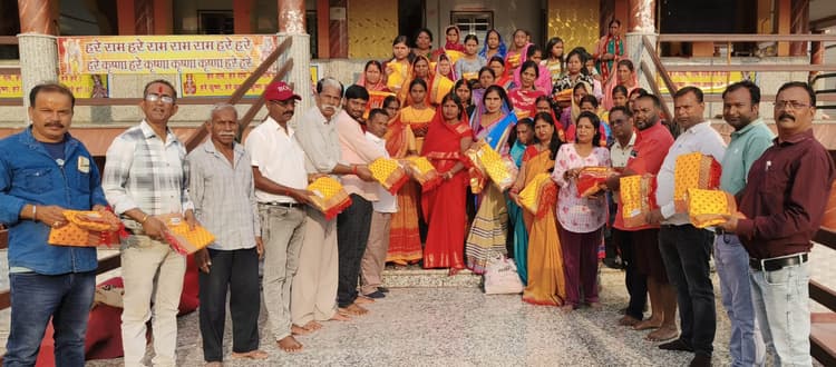 श्रद्धालु महिलाओं के बीच साड़ी का वितरण