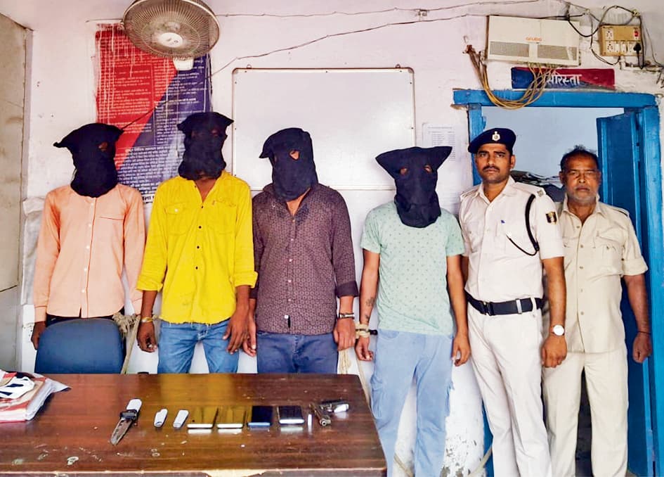 Saran News : लूट की योजना बना रहे चार बदमाश हथियार के साथ गिरफ्तार