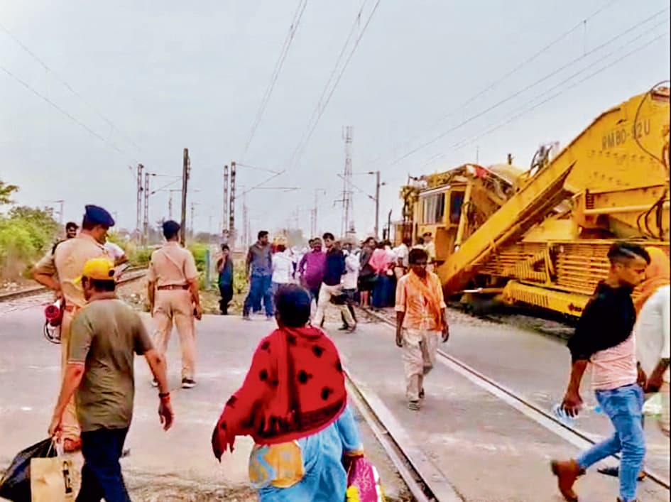 Gaya News : मेगा ब्लॉक लेकर रसलपुर फाटक पर किया गया काम