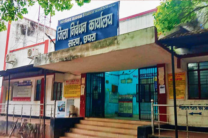 Saran News : रामनगर राज की जिस जमीन की हुई है फर्जी रजिस्ट्री, उस पर बना लिये गये हैं दर्जनों मकान