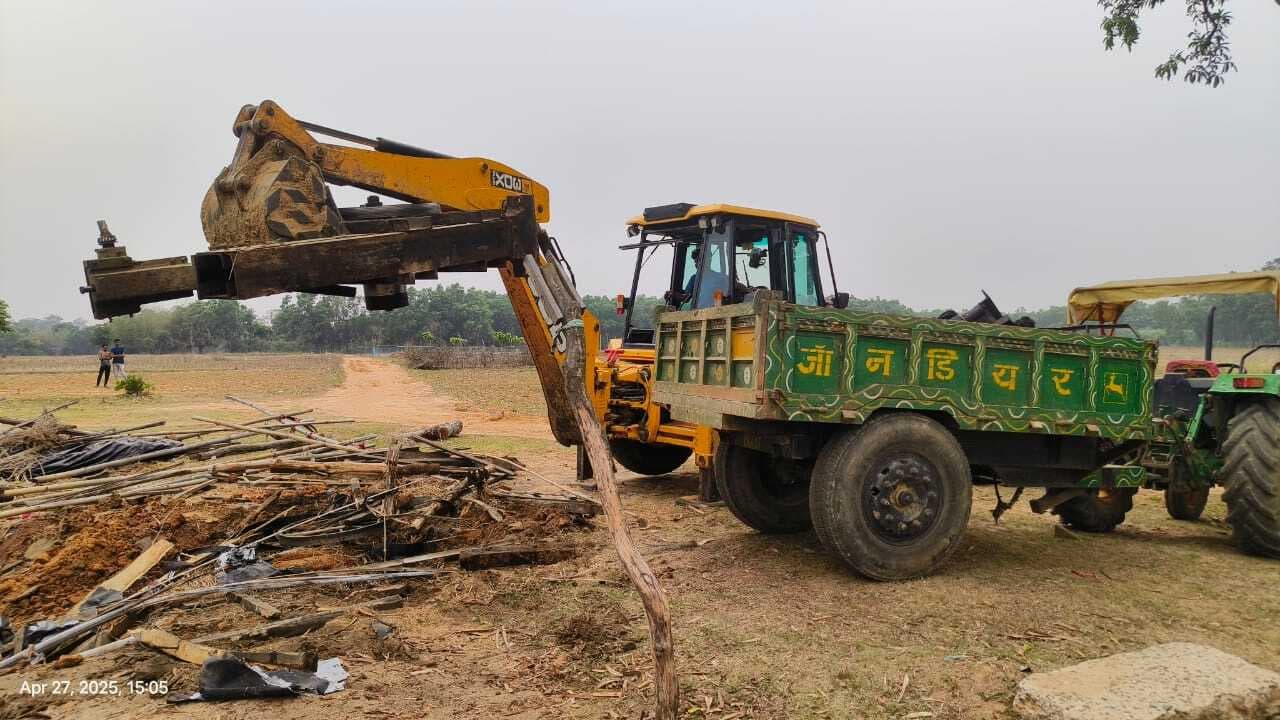 Giridih News: अवैध आरा मिल किया ध्वस्त, एक लाख की लकड़ी जब्त