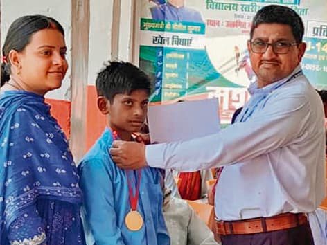 Saran News : उत्क्रमित मध्य विद्यालय जमलकी में छात्र-छात्राओं को किया गया सम्मानित