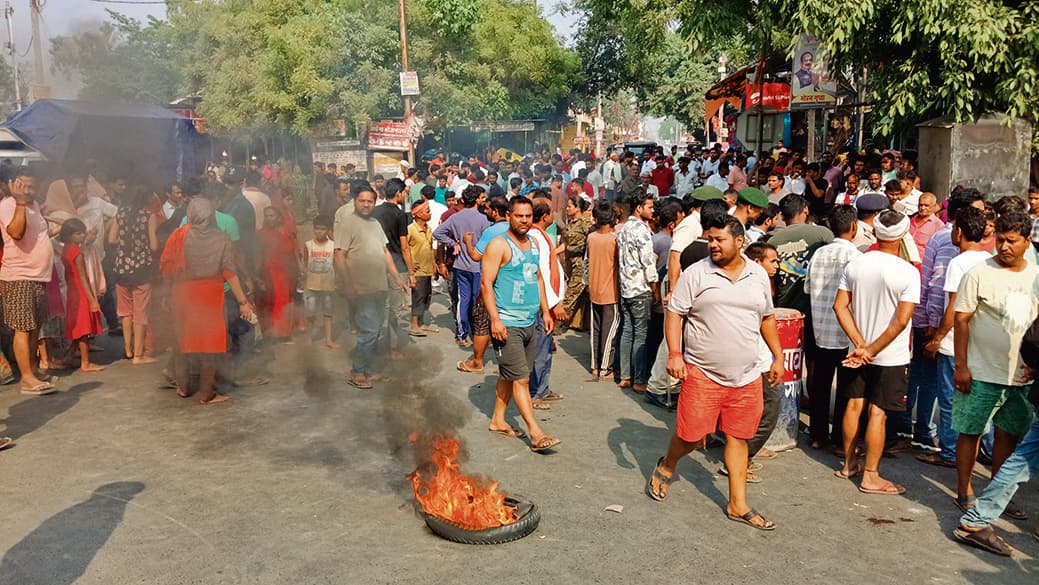 Gopalganj News : चावल व्यवसायी की हत्या से फूटा जनाक्रोश, थावे बाजार रहा बंद, एनएच-531 रहा जाम