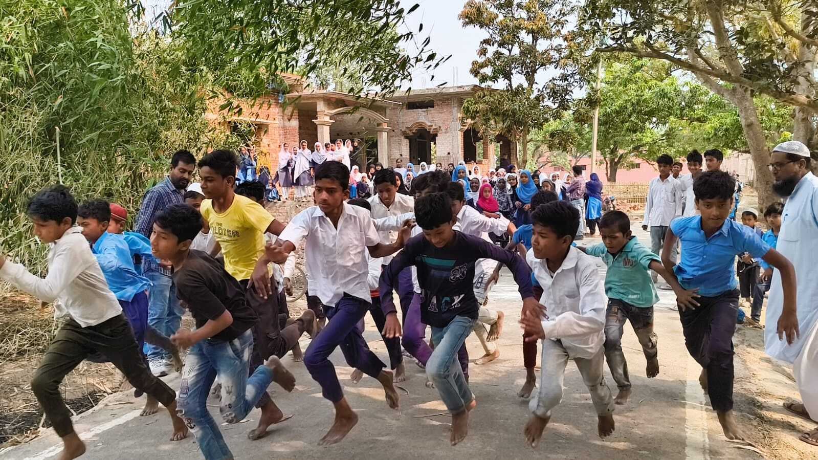 Madhubani News : मसाल खेल प्रतियोगिता में बच्चों ने दिखायी प्रतिभा