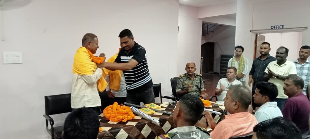 ठाकुरगंगटी में रिटायर चौकीदार को दी गयी विदाई