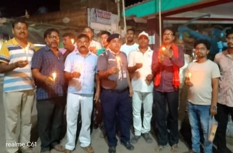 पहलगाम में हुए आतंकी हमले के विरोध में निकाला कैंडल मार्च