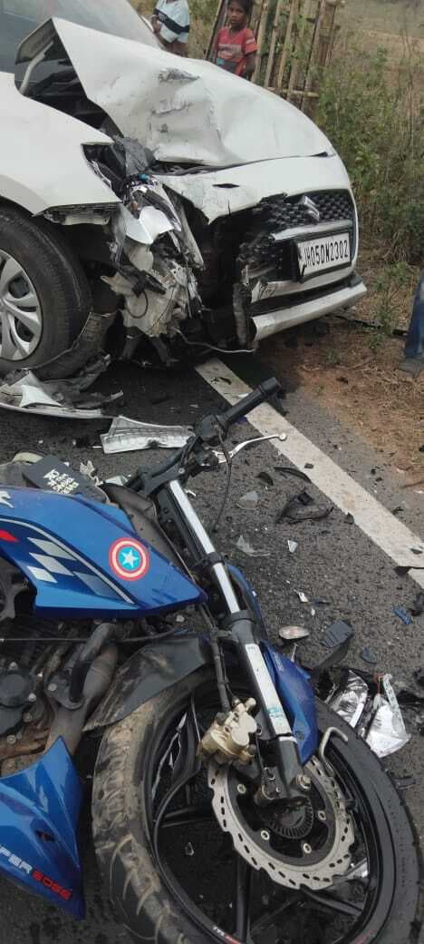 Chaibasa News : तेज रफ्तार कार व बाइक में भिड़ंत, पिता-पुत्र गंभीर