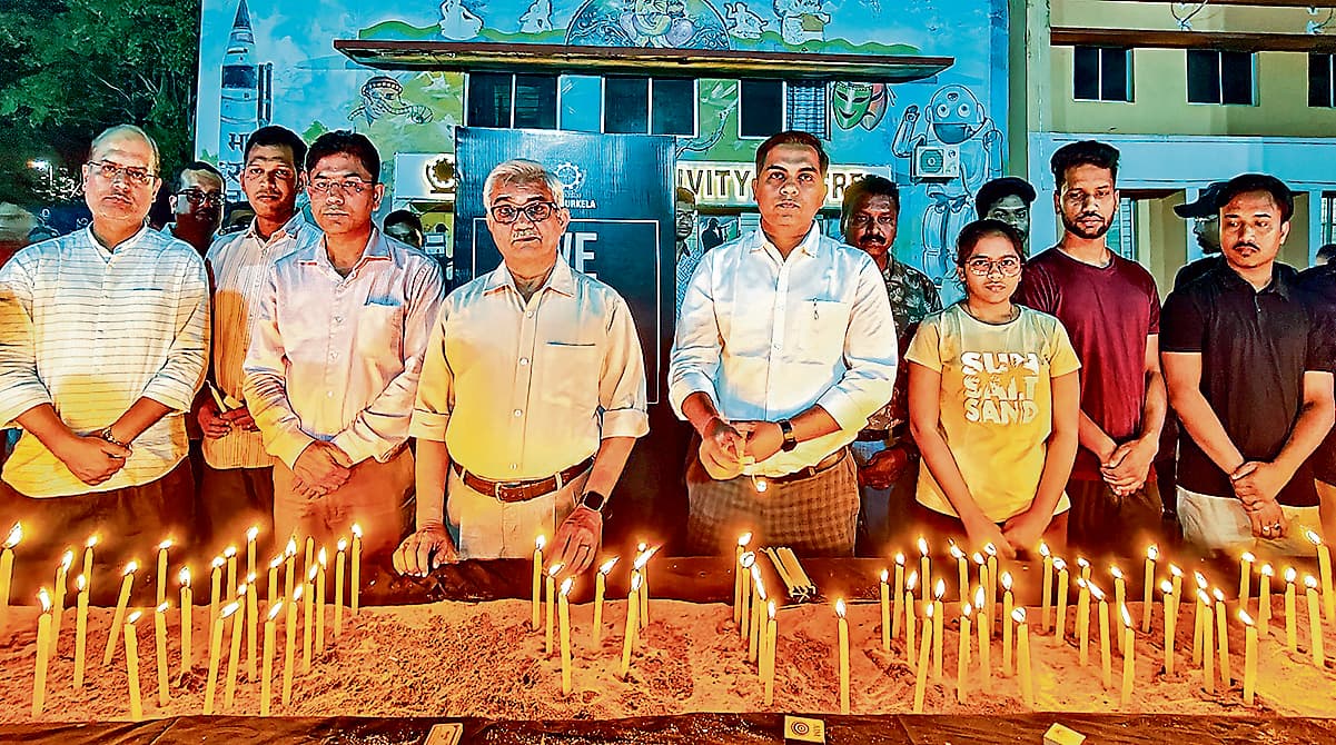 Rourkela News: एनआइटी ने पहलगाम आतंकी हमला के पीड़ितों की याद में निकाला कैंडल मार्च