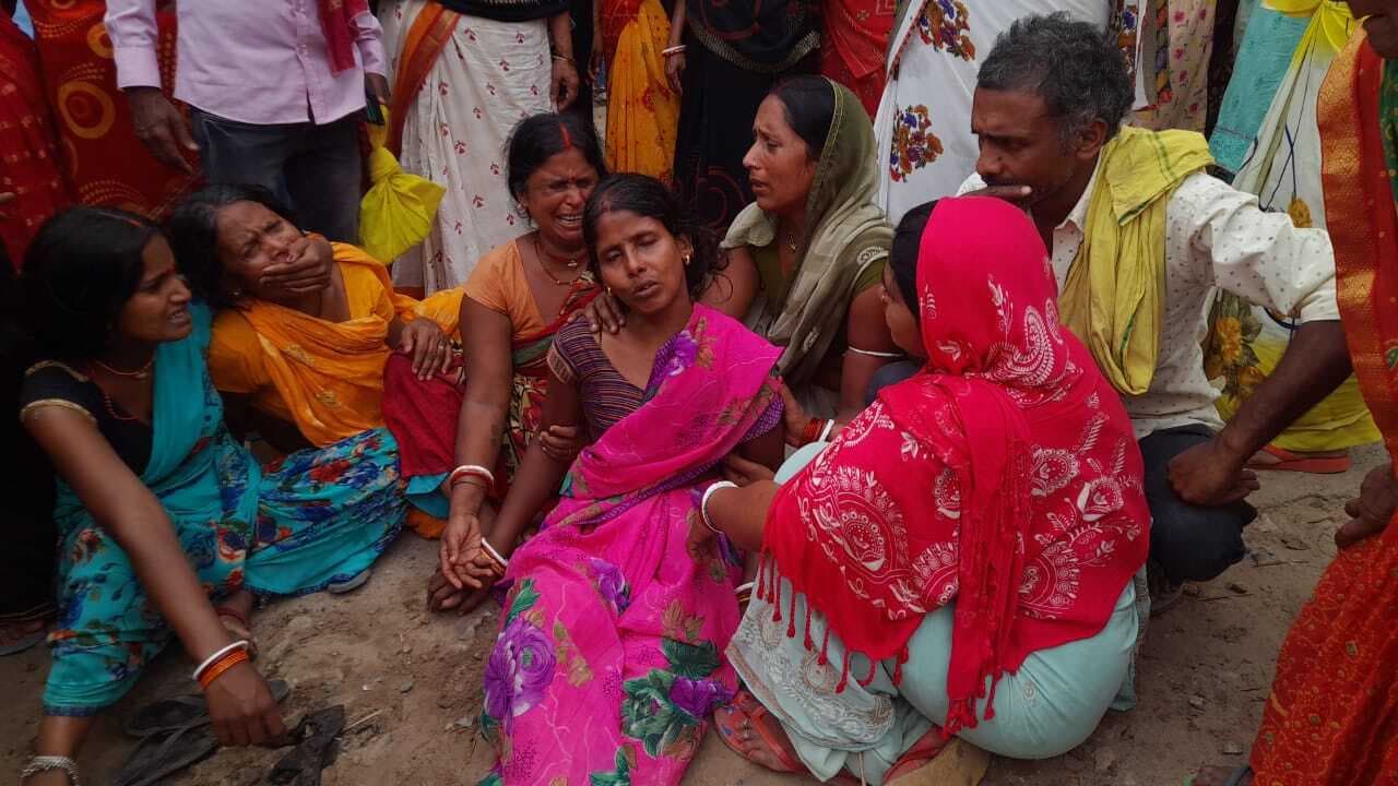 आंधी से गंगा में पलटी बालू लदी नाव, नाविक और मजदूर लापता