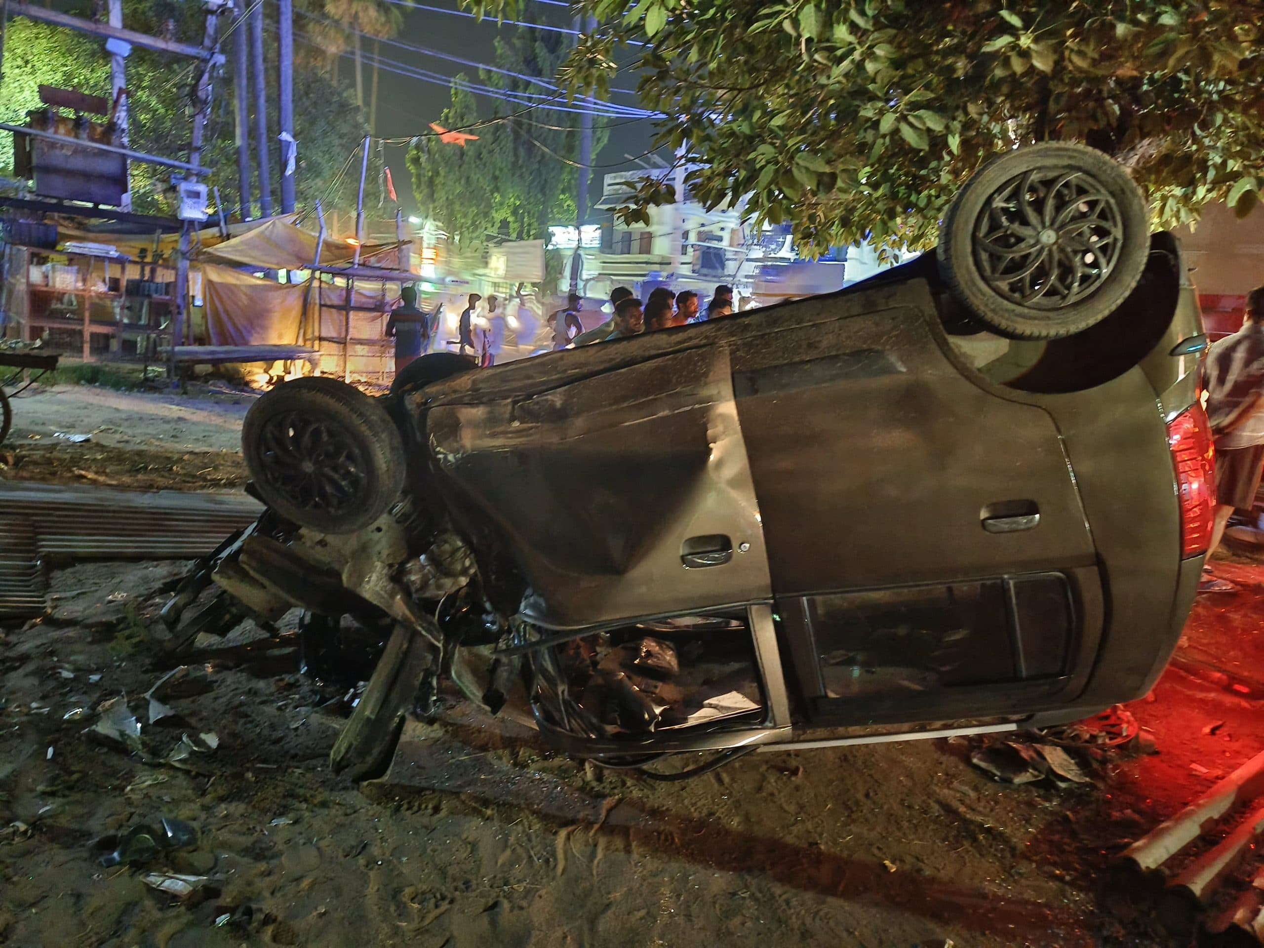 ट्रैक्टर से टक्कर में पलटी कार के उड़े परखचे, दो युवक घायल