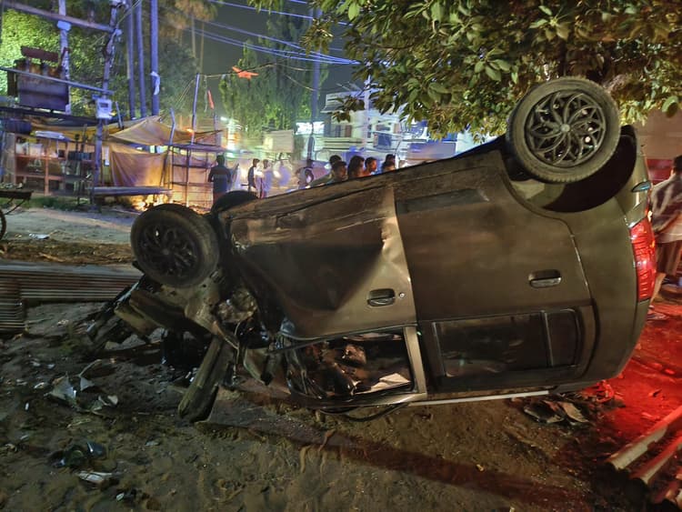 ट्रैक्टर से टक्कर में पलटी कार के उड़े परखचे, दो युवक घायल