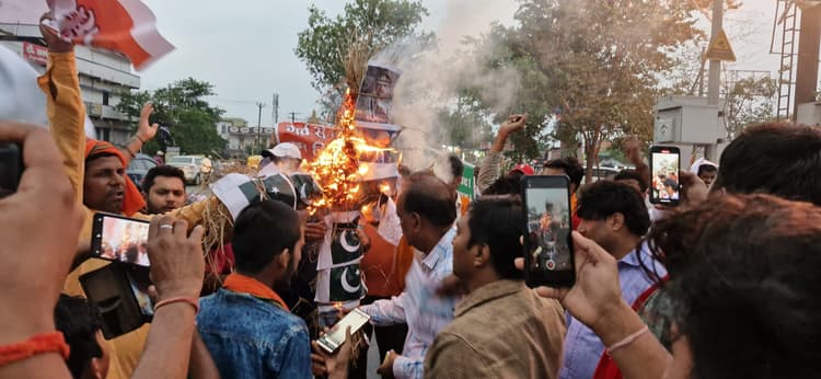 पाकिस्तान का फूंका पुतला, की नारेबाजी