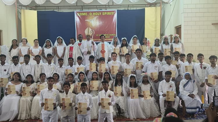 Dhanbad News: संत एंथोनी चर्च में 50 बच्चों का दृढ़ीकरण संस्कार