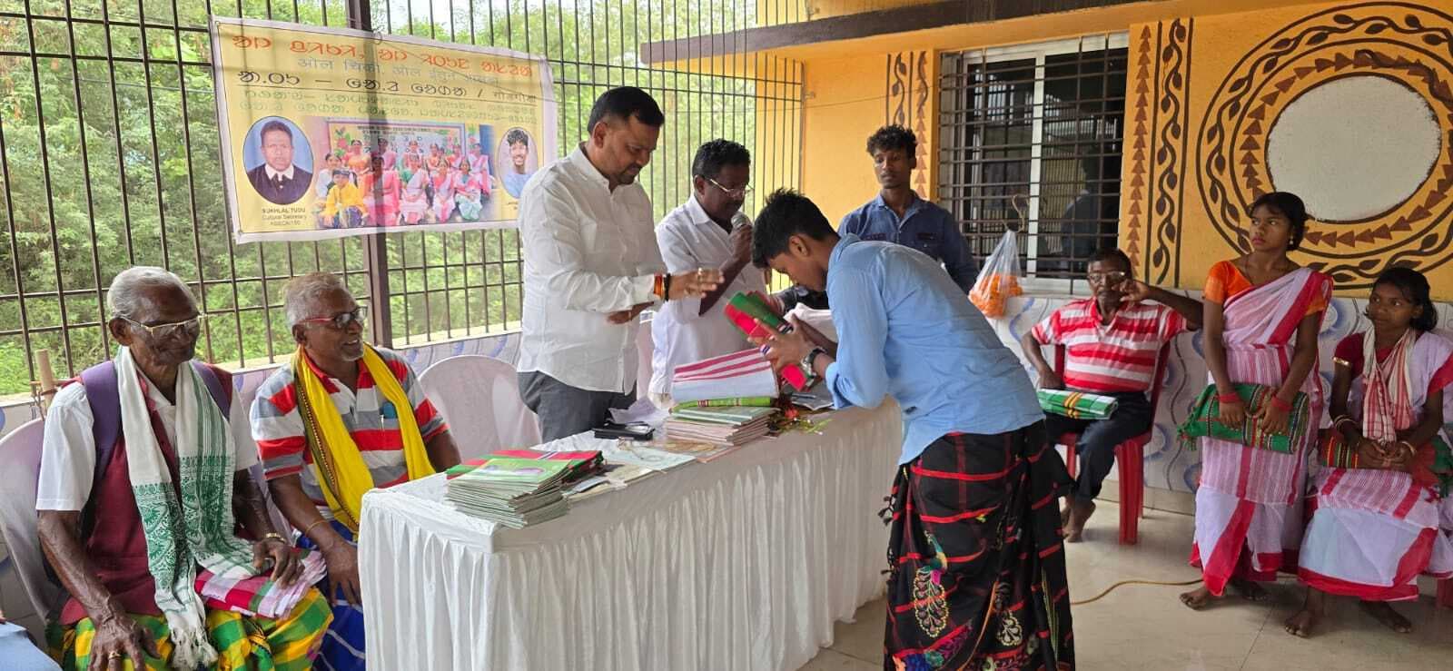 Jamshedpur News : आसेका ने 25 छात्रों व 10 शिक्षकों को धोती-साड़ी देकर किया सम्मानित