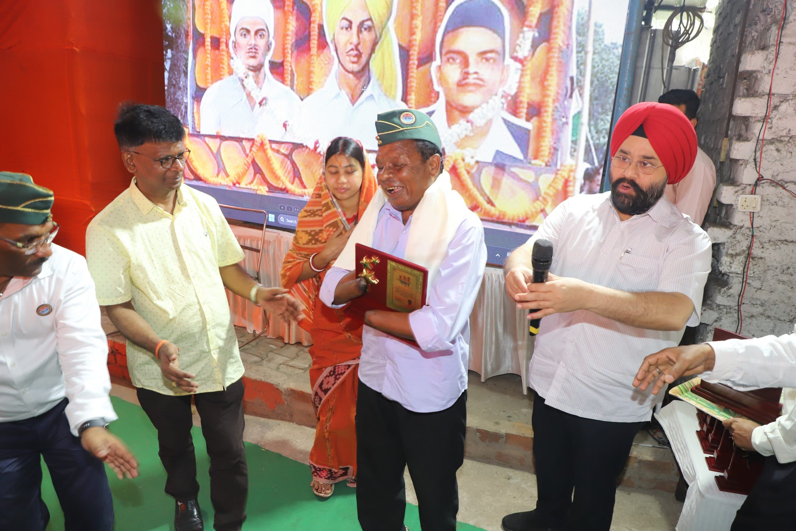 Jamshedpur News : शहीद परिवारों, फौजियों के साथ मन की बात कार्यक्रम सुनना गौरव की बात : अमरप्रीत सिंह काले