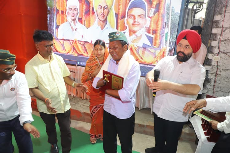 Jamshedpur News : शहीद परिवारों, फौजियों के साथ मन की बात कार्यक्रम सुनना गौरव की बात : अमरप्रीत सिंह काले