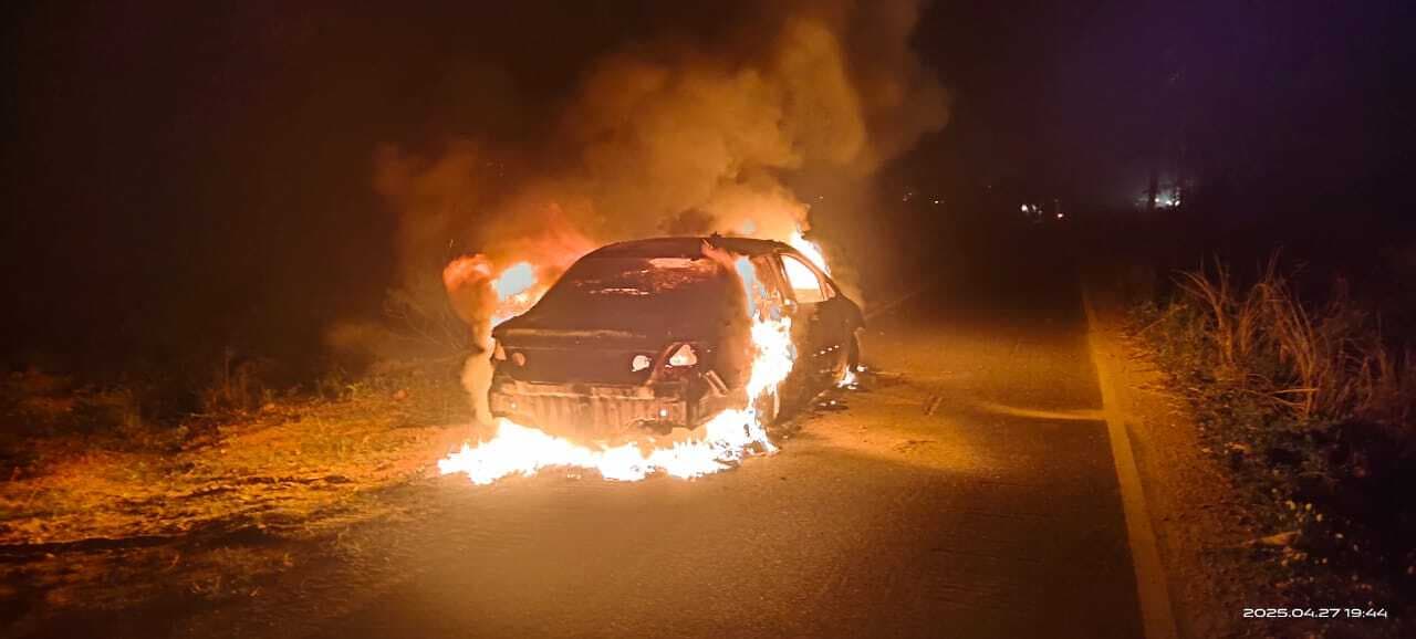 Dhanbad News: देखते ही देखते धधक गयी कार, परिवार बचा