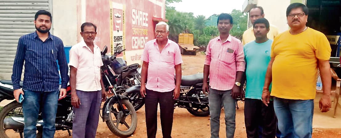 East singhbhum news: किसानों ने ठेका कंपनी के भंडार क्षेत्र का गेट जाम किया