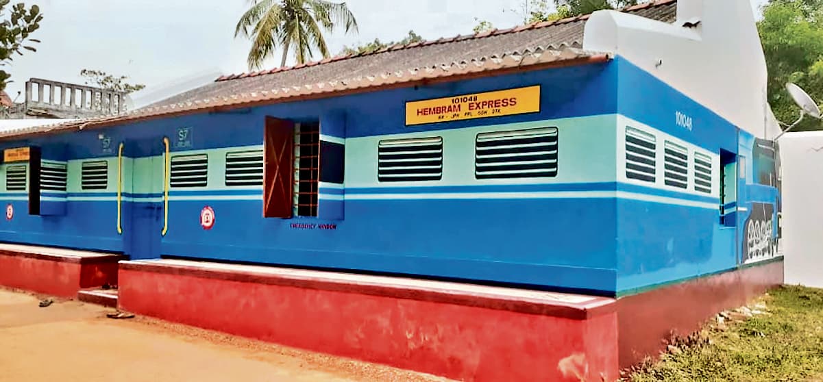 East singhbhum news : ट्रेन की बोगी की तरह बनाया मकान, नाम रखा हेंब्रम एक्सप्रेस