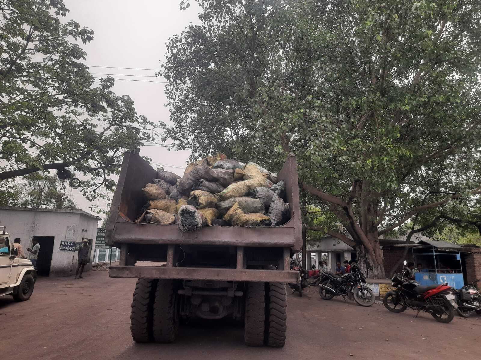 Dhanbad News: धर्माबांध बंगाली कोठी में नहीं पहुंची टीम, अवैध कोयला उठा ले गये धंधेबाज