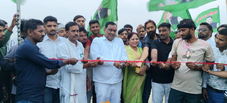 राजद जिलाध्यक्ष ने  युवाओं को बांटी  गदा व खेल सामग्री