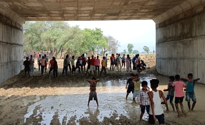 अंडरपास में जलजमाव से आवागमन बाधित, हंगामा
