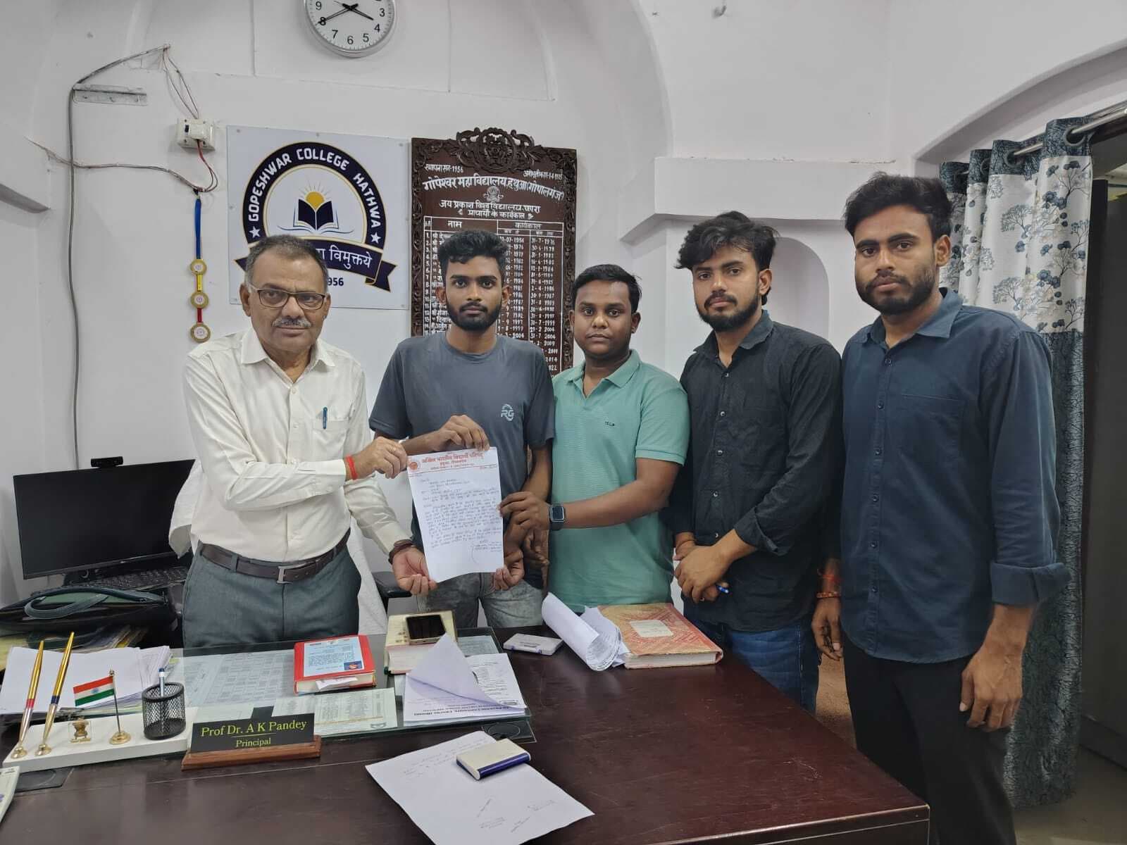 अभाविप ने नामांकन शुल्क में वृद्धि को कम करने के लिए सौंपा ज्ञापन