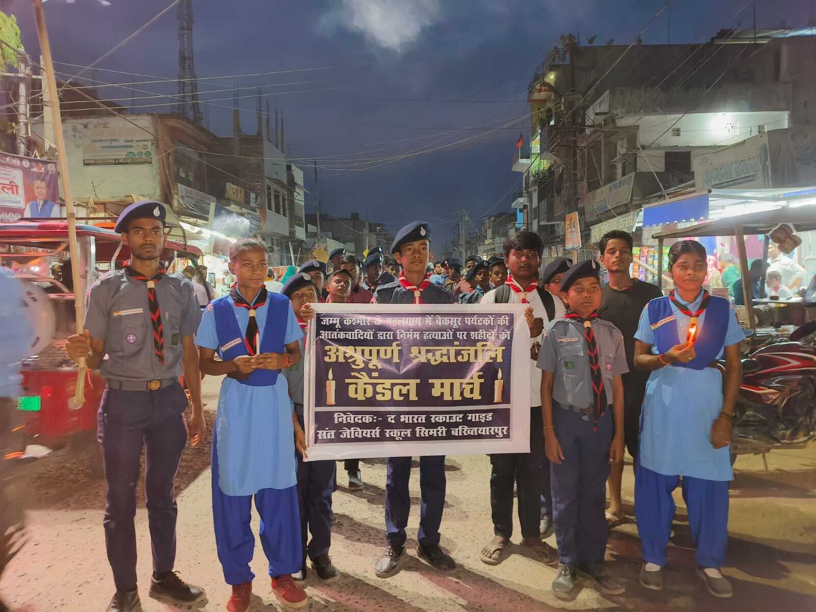 भारत स्काउट गाइड के छात्रों ने कैंडल मार्च निकाल कर जताया आक्रोश