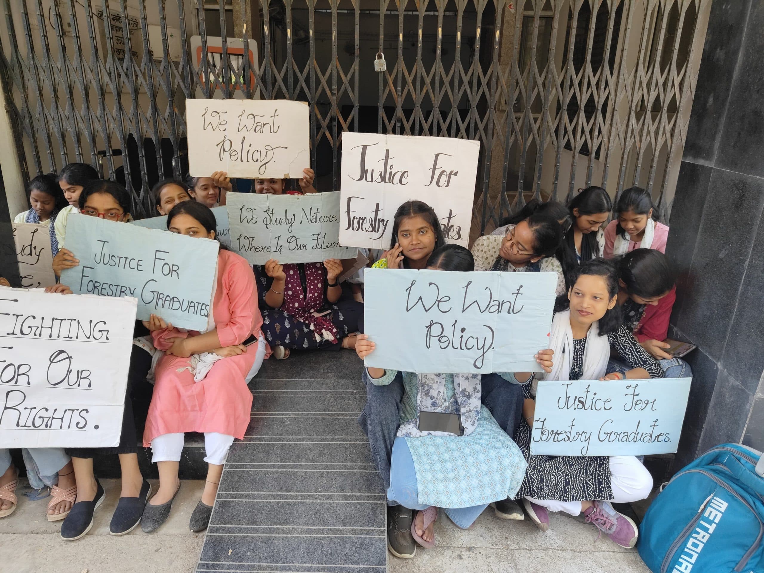 Ranchi News : फॉरेस्ट्री कॉलेज में तालाबंदी कर अनिश्चितकालीन धरना पर बैठे विद्यार्थी