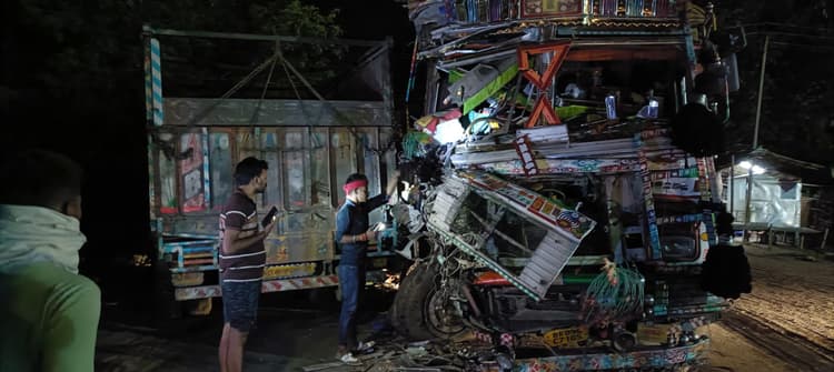 दो ट्रकों में आमने-सामने की टक्कर, तीन घायल