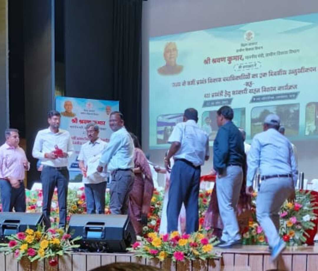 पीएम आवास निर्माण कार्य में बेहतर उपलब्धि हासिल करने के लिए बीडीओ हुए सम्मानित