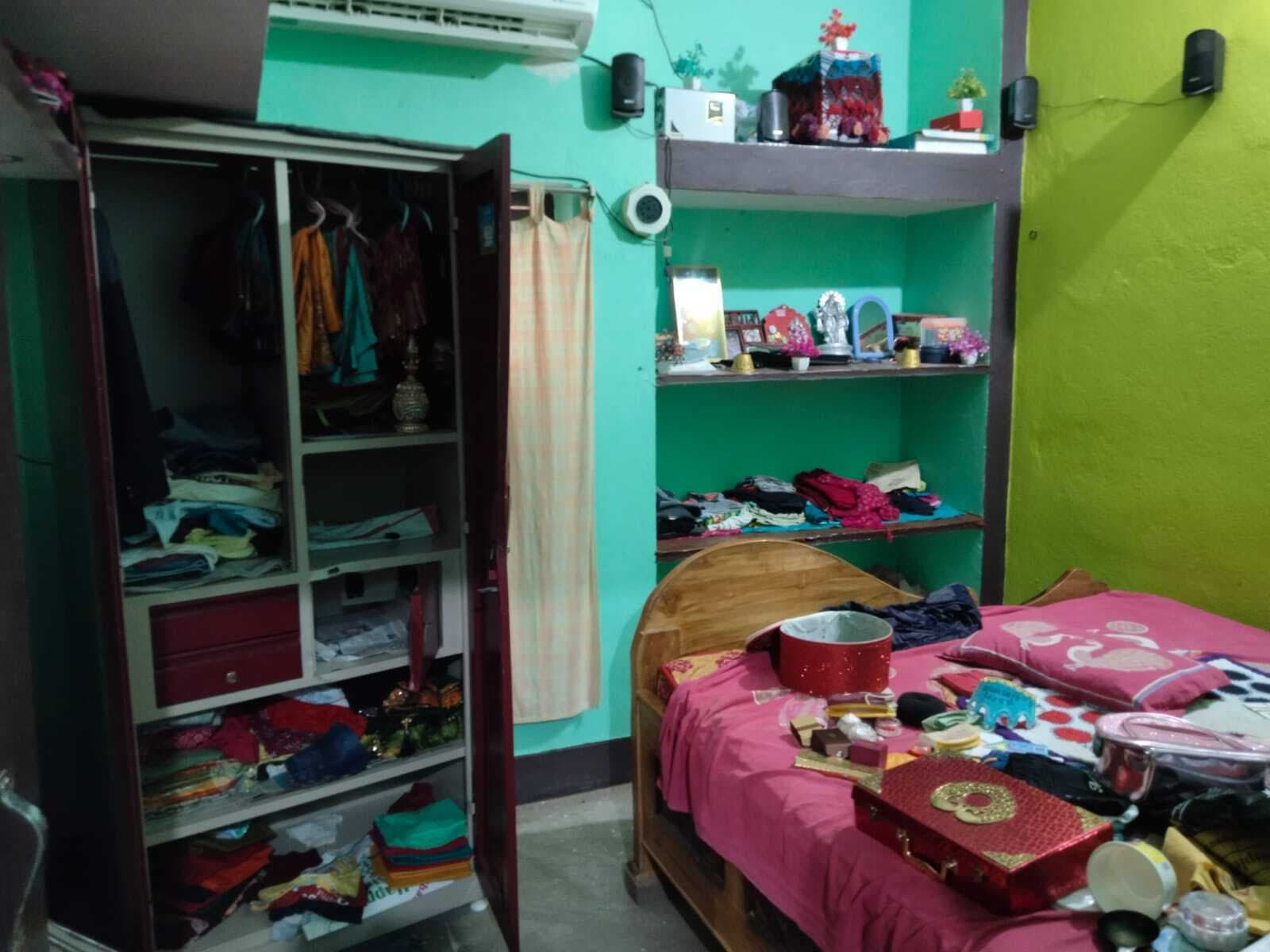 पांच हजार रुपये नकदी और 15 लाख के जेवरात की चोरी