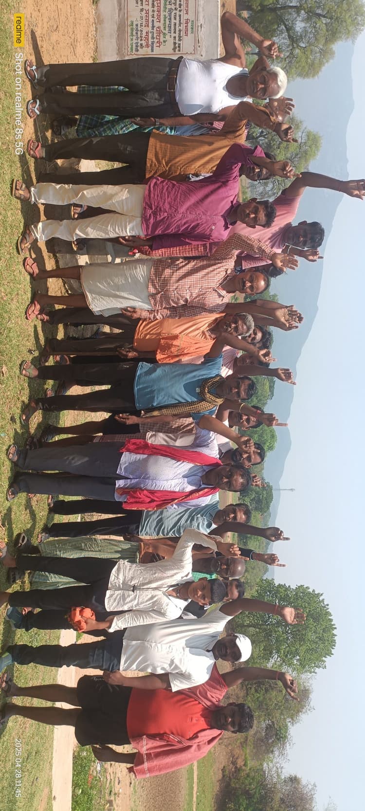 Dhanbad News: जीर्णोद्धार के लिए तालाब का पानी बहाया, ग्रामीणों का विरोध