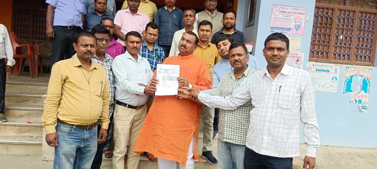 शिक्षक संघ ने मंत्री को सौंपा ज्ञापन