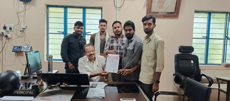 डिग्री पार्ट थर्ड की परीक्षा में व्यवस्था को लेकर अभाविप ने प्राचार्य को सौंपा ज्ञापन