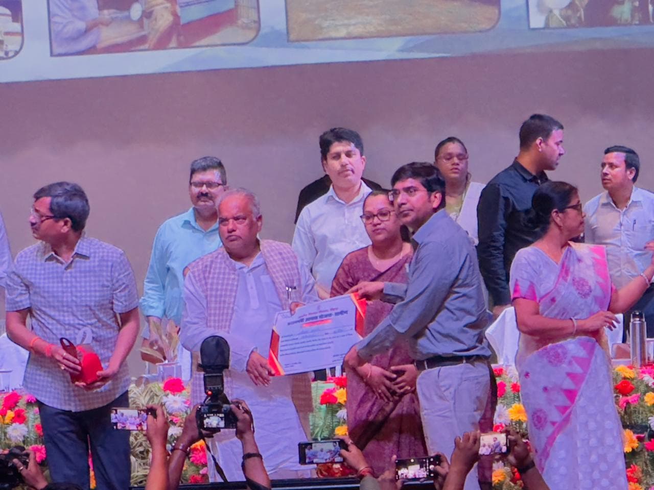 प्रखंड को प्रधानमंत्री आवास योजना में उत्कृष्ट प्रदर्शन के लिए मिला सम्मान