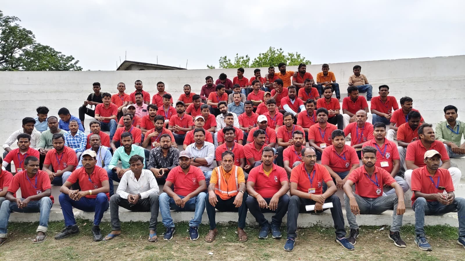 मांगों को लेकर आपदा मित्रों ने निकाला आक्रोश मार्च