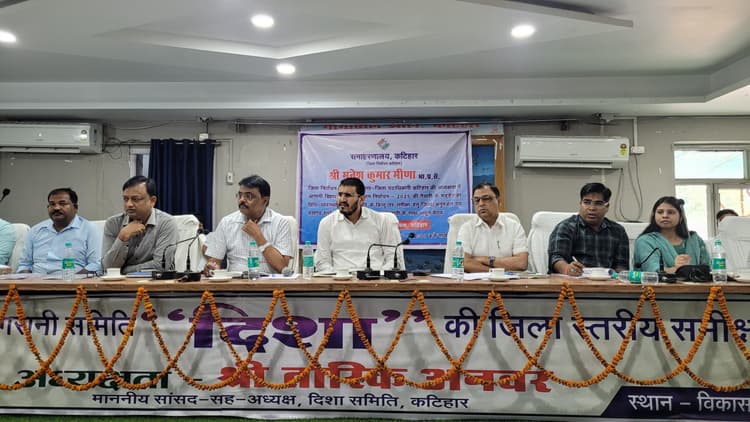 सभी मतदान केंद्रों पर बुनियादी सुविधा सुनिश्चित कराएं: डीएम