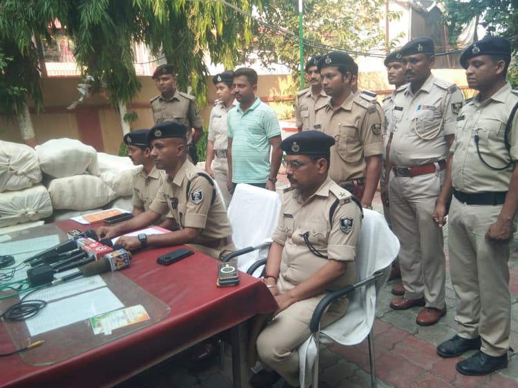 कटहल लदे पिकअप से 275 किलो गांजा बरामद, दो तस्कर गिरफ्तार