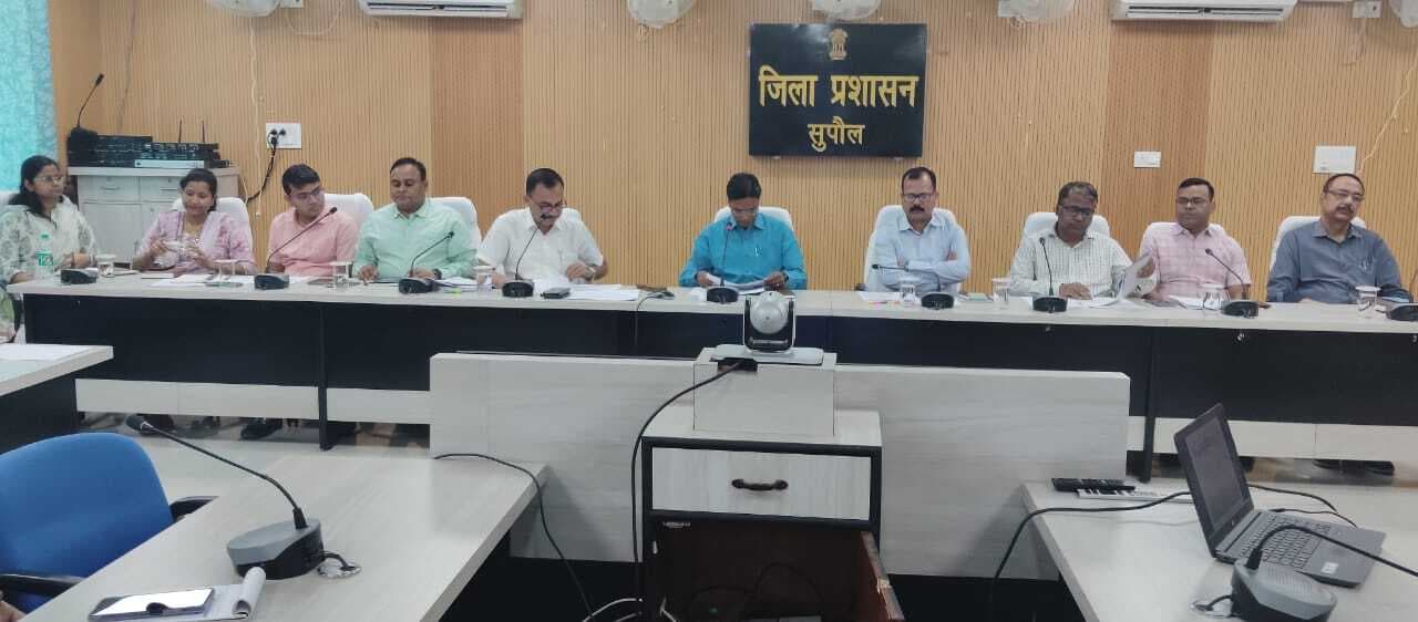 सभी अधिकारियों के साथ डीएम ने की बैठक, दिये निर्देश