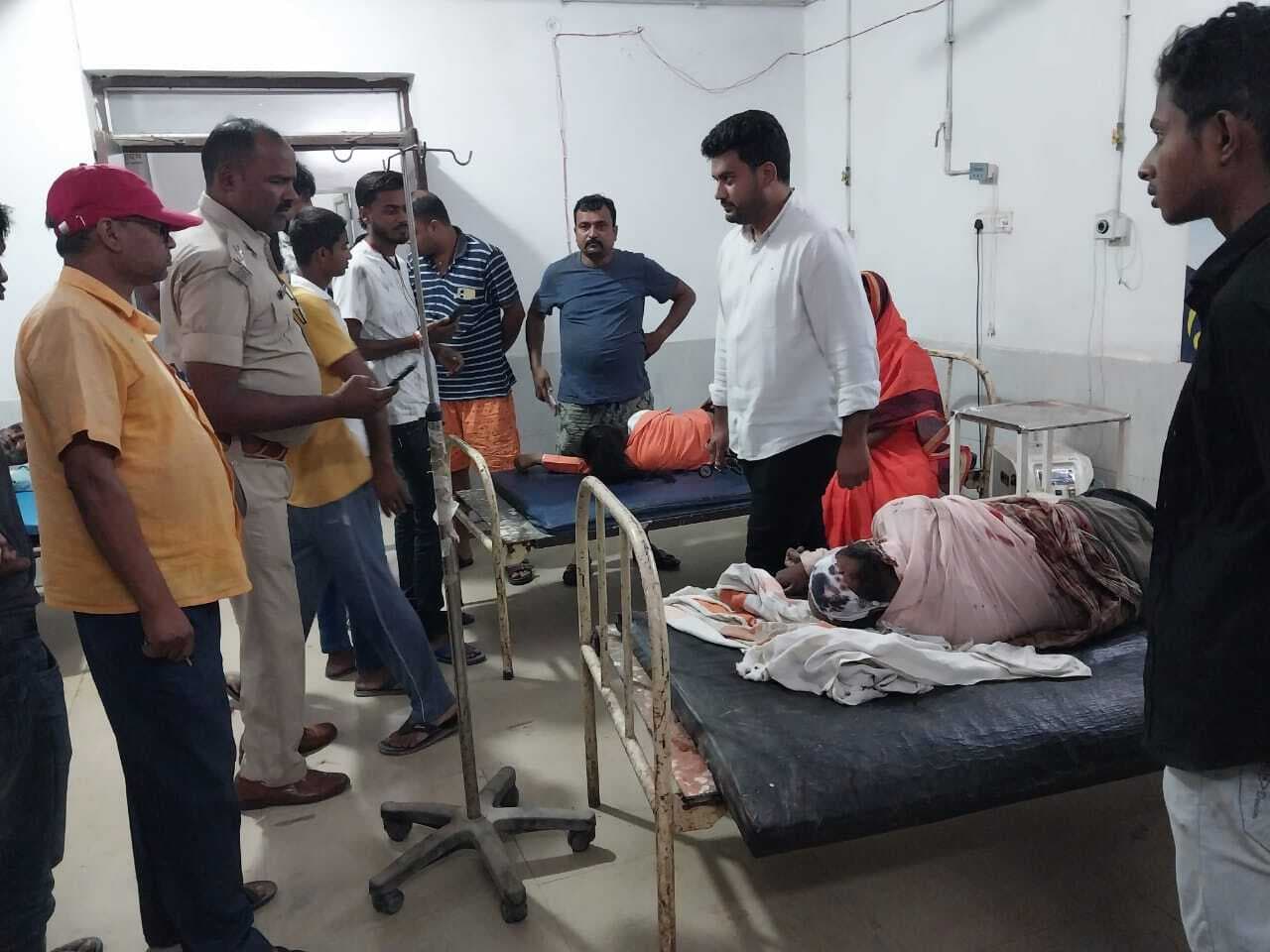 कार ने पीछे से बाइक सवार पिता-पुत्री को मारी ठोकर, पिता की हालात नाजुक